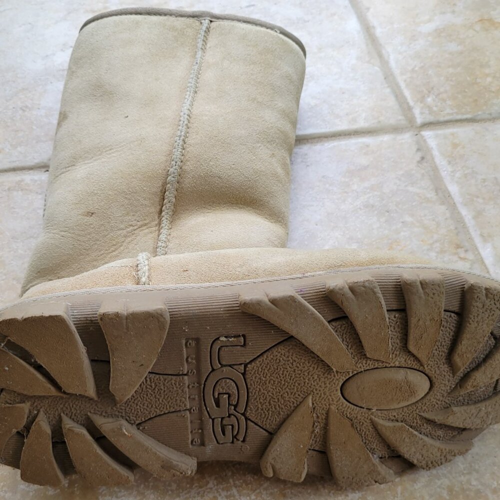 Woman's UGG Shoes - Picture 3 of 3